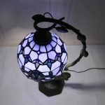 Tiffany-lampa i mosaik, vintage dekoration för kontor eller vardagsrum.