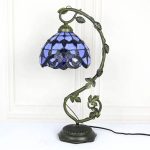 Tiffany-lampa med blå färgglad glaslampkåpa och blommönster, Art Nouveau-stil, elegant dekoration för inredning.