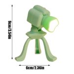 Liten vetenskaplig podium i grön kubform med inbyggd belysning, idealisk för dekoration eller vetenskaplig undervisning, mäter 9 cm hög och 6 cm bred.