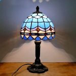 Tiffany-lampa i färgglatt glas, vintage dekoration, idealisk för att ge en varm och konstnärlig atmosfär till ditt hem.