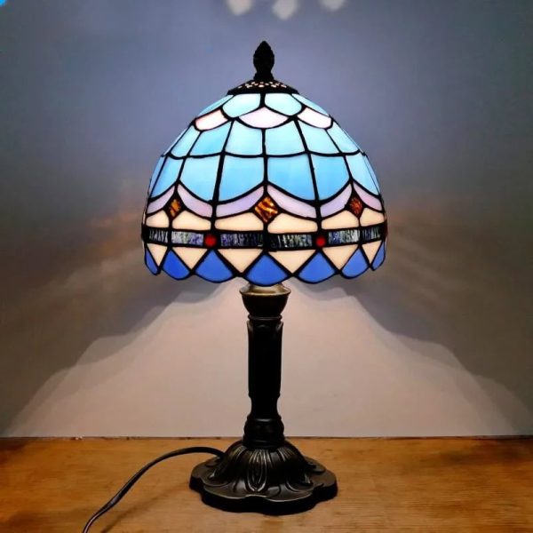 Tiffany-lampa i färgglatt glas, vintage dekoration, idealisk för att ge en varm och konstnärlig atmosfär till ditt hem.