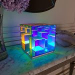 Vitrin i flerfärgade ljuskuber, dekorativ och modern, perfekt för inredning eller som accentbit i ett samtida utrymme.