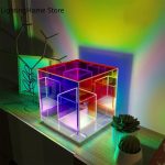 Vitrin i transparent plexiglas med flerfärgad LED-belysning, perfekt för inredning eller presentation av vetenskapliga objekt.