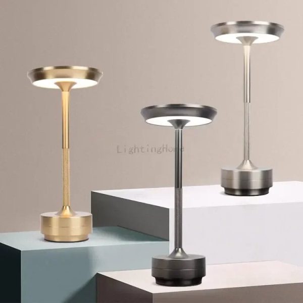 Designerkontorslampa i borstad metall med inbyggd LED-belysning, idealisk för ett kontor eller elegant inredning.