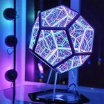 Färgglad geometrisk LED-lampa, modern och vetenskaplig design, idealisk för inredning, futuristisk atmosfär, stämningsbelysning, perfekt för vetenskaps- och designälskare.