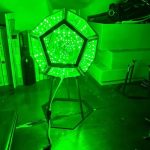 Grön geometrisk LED-lampa för vetenskaplig dekoration, idealisk för en modern miljö eller ett utrymme dedikerat till vetenskap och teknologi.