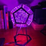 Vetenskaplig observationsvas med lila LED-belysning, geometrisk struktur i glas och metall, idealisk för vetenskaplig dekoration eller samling av vetenskapliga objekt.