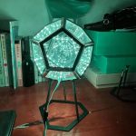 Geometrisk LED-lampa med ljusmönster, modern dekoration för inomhusbruk, futuristisk atmosfär, innovativ design, stämningsbelysning, vetenskaplig dekorationsobjekt.
