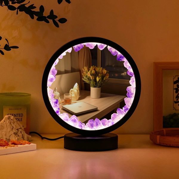 Lila spegel-lampa med blomsterdekoration för en varm atmosfär.
