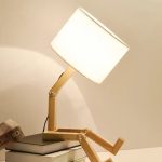 Skrivbordslampa i trä med vit skärm, modern och ekologisk design, perfekt för ett arbetsutrymme eller läsning, ger en naturlig och varm touch.