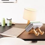 Skrivbordslampa i trä med bokstöd, perfekt för ett arbetsutrymme eller modern vetenskaplig dekoration. Ren och funktionell design, perfekt för ett skrivbord eller en hylla.