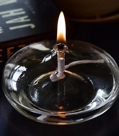 Laboratorie-ljus i glas med tänd låga, idealisk för vetenskaplig dekoration eller för att skapa en varm atmosfär i en arbetsmiljö.