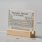 Periodiska systemet av elementen i glas och trä, uppvisat på en träställning, idealiskt för vetenskaplig och pedagogisk dekoration.