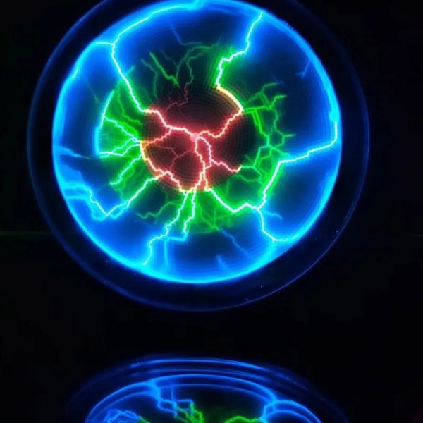 Elektrisk plasma-boll med blå, gröna och röda blixtar, som skapar en dynamisk ljuseffekt i en mörk miljö.
