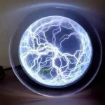 Illustration av en elektrisk blixt inuti en vetenskapsglob, som framhäver ett spektakulärt och pedagogiskt elektriskt fenomen.
