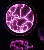 Lila elektrisk blixt i en lysande plasma-boll, som illustrerar vetenskap och teknik.
