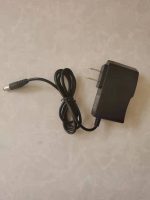 Strömadapter för elektroniska apparater, strömförsörjning med kabel, används för att driva olika vetenskapliga eller elektroniska instrument. Kompakt och praktisk för ditt laboratorium.