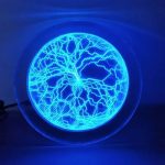 LED elektrisk klocka som lyser i blått med ett kretskortdesign, som skapar en modern och teknologisk atmosfär. Perfekt för vetenskaplig eller geek dekoration.