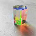 Iriskt glas kub med flerfärgade reflektioner, perfekt för modern och vetenskaplig dekoration.