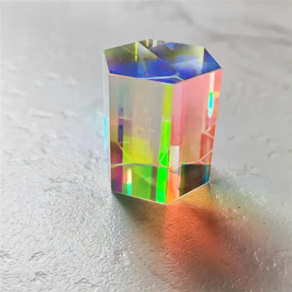 Iriskt glas kub med flerfärgade reflektioner, perfekt för modern och vetenskaplig dekoration.