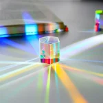 Transparent kristallhänge med flerfärgade ljusreflektions effekter.