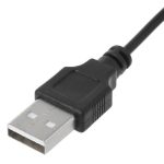 Svart USB-minne anslutet till en kabel, närbild.