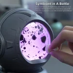 Vetenskaplig dekorationlampa med lysande lila vätska och bubblor, idealisk för en laboratoriemiljö eller ett vetenskapligt utrymme.