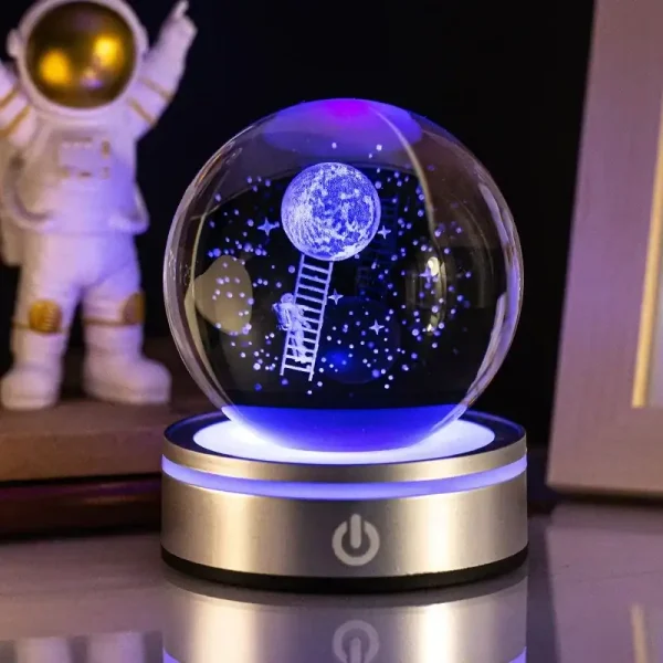 LED-snow globe med månlandskap och astronaut, belyst i blått, idealisk för vetenskaplig och pedagogisk inredning.