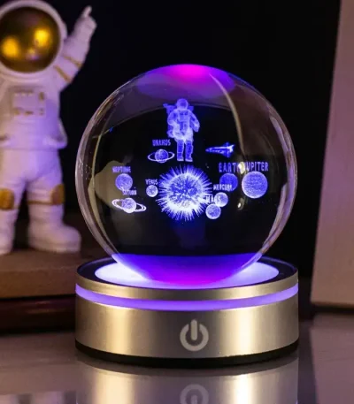 Skrivbordslampa med projektion av stjärnor och astronauter, vetenskaplig dekoration för rum eller kontor, original och pedagogisk belysning.