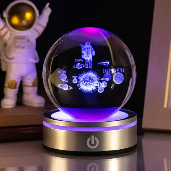 Skrivbordslampa med projektion av stjärnor och astronauter, vetenskaplig dekoration för rum eller kontor, original och pedagogisk belysning.