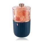 Rosa saltpress i form av en kapsel med elegant design, perfekt för att lägga till en vetenskaplig touch till din inredning eller för praktisk användning i köket.