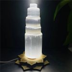 Dekorativ lampa i form av en lysande saltpyramid, perfekt för en original och lugnande dekoration i ett vetenskapligt eller modernt hem.