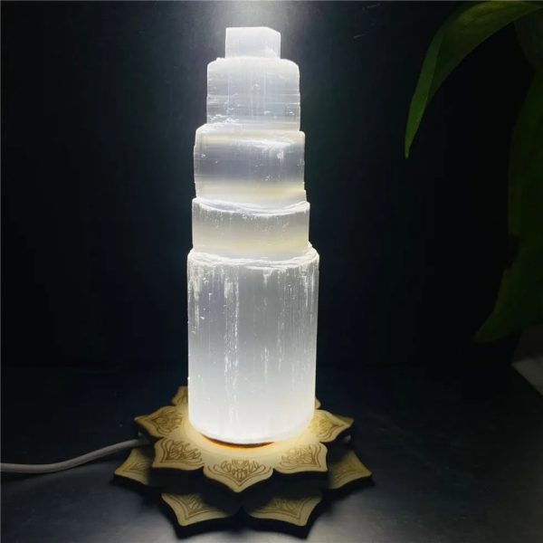 Dekorativ lampa i form av en lysande saltpyramid, perfekt för en original och lugnande dekoration i ett vetenskapligt eller modernt hem.