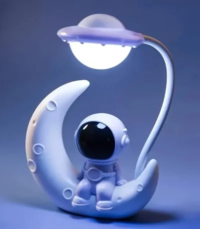 Dekorativt rymdskepp i form av en måne med en liten astronaut, perfekt för inredning av rum eller som samlarobjekt med rymdtema.