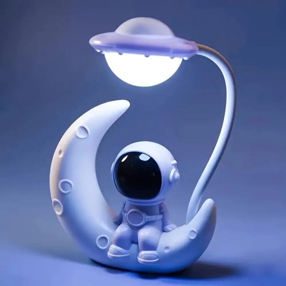 Dekorativt rymdskepp i form av en måne med en liten astronaut, perfekt för inredning av rum eller som samlarobjekt med rymdtema.