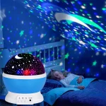 Nattlampa med stjärnprojektion för barnrum, som skapar en avslappnande atmosfär med färgglada ljus och mönster av stjärnor och måne för att lugna och underhålla barnen.