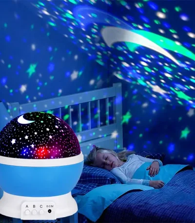 Nattlampa med stjärnprojektion för barnrum, som skapar en avslappnande atmosfär med färgglada ljus och mönster av stjärnor och måne för att lugna och underhålla barnen.
