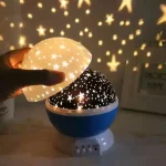 Stjärnprojektorlampa för barnrum, som skapar en magisk atmosfär med ljusa mönster av stjärnor och måne. Idealisk för att dekorera rummet eller som en lugnande nattlampa.