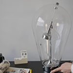 Vetenskaplig glödlampa i glas med modern LED-filament.