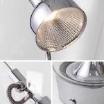 Skrivbordslampa i kromad metall med LED-belysning, samtidsdesign, perfekt för ett kontor eller modernt arbetsutrymme.