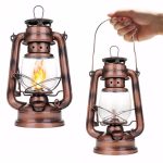Vintage campinglampa i koppar med simulerad LED-låga, perfekt för utomhus eller rustik inredning. Lätt att transportera tack vare sitt handtag, vilket ger en varm atmosfär.