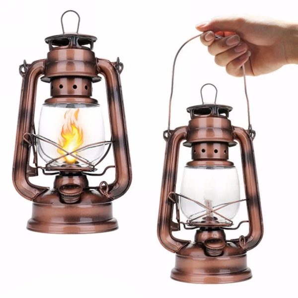 Vintage campinglampa i koppar med simulerad LED-låga, perfekt för utomhus eller rustik inredning. Lätt att transportera tack vare sitt handtag, vilket ger en varm atmosfär.