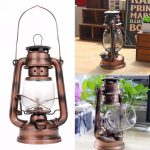 Vintage oljelampa i koppar med transparent glas, perfekt för inredning inomhus eller utomhus.