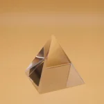 Guld spegelpyramid, elegant och modern dekorativ objekt, perfekt för vetenskaplig eller designinredning.