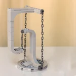 Vetenskaplig pendel i LEGO som representerar ett laboratorieapparat, idealisk för dekoration eller som pedagogisk accessoar.