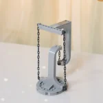 Miniatyrmodell av laboratoriebänk med hängande kedjor, idealisk för vetenskaplig dekoration eller som samlarobjekt.