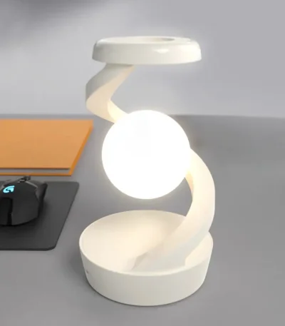 Designad skrivbordslampa i vit spiral med mjukt ljus, idealisk för arbetsutrymme eller vetenskaplig dekoration.