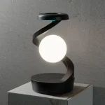 Vetenskaplig designlampa med hängande lysande sfär, idealisk för industriell eller vetenskaplig dekoration.