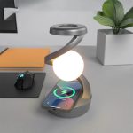 Modern skrivbordslampa med lysande glob och flexibel arm, idealisk för arbets- eller studiemiljö. Elegant och funktionell design som kombinerar teknik och vetenskaplig dekoration.