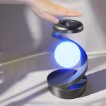 Dekorativ lampa i form av en lysande sfär med metallspiral, idealisk för vetenskaplig eller modern dekoration.